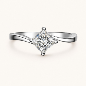 Anillo de compromiso con diamante solitario de corte princesa |   Anillo de diamantes blancos de 0,20 quilates |   Anillo de Compromiso de Oro Blanco de 14K con Engaste de Puntas para Mujer - Product Image 1