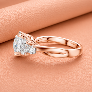 Bague de fiançailles de luxe en or rose massif 14 carats avec trois diamants ovales, halo caché et accents de diamants VVS1-VVS2 de clarté IGI - Product Image 2