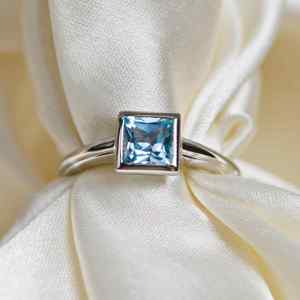 Anillo de compromiso de lujo para mujer con topacio azul talla princesa y engaste de bisel en plata de ley 925, ideal para ocasiones festivas - Product Image 2