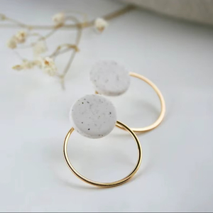 Pendientes de Aro Dorados con Disco de Cerámica Blanca Moteada - Aros Colgantes Minimalistas con Disco de Piedra - Joyería Moderna Neutral para Fiestas, Bañados en Rodio - Product Image 1