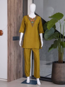 Ensemble pantalon et kurti en rayonne moutarde pour femme avec broderies, style décontracté, coupe ample, longueur cheville, style indien pakistanais - Product Image 4