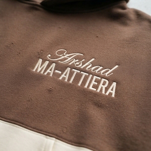 Sweat à capuche homme marron crème colorblock avec imprimé décoratif sur la manche, poche kangourou, pull streetwear personnalisé OEM ODM urbain - Product Image 4