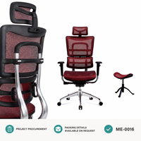 Chaise de bureau moderne bordeaux en maille avec dossier segmenté, appui-tête, siège et base à cinq étoiles argentée pour espaces de travail exécutifs