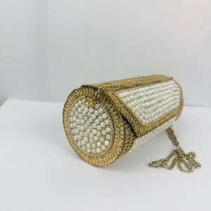 Bolso de mano con eslinga de noche dorada de estilo antiguo, patrón de cuentas de perlas con textura intrincada, escultura artesanal de Base metálica pulida moderna - Product Image 5