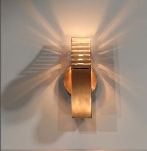 Aplique de pared rectangular minimalista de latón hecho a mano – Luces de estilo moderno italiano de mediados de siglo – Acabado en latón crudo - Product Image 1