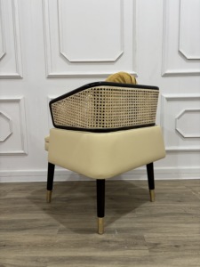 Chaise de salle à manger moderne en teck massif avec assise en cuir synthétique et dossier en rotin - Product Image 4