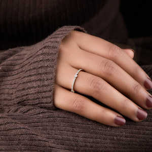 Anillo de banda de diamantes de oro elegante y apilable Purecarat Diseño lujoso y elegante - Product Image 5