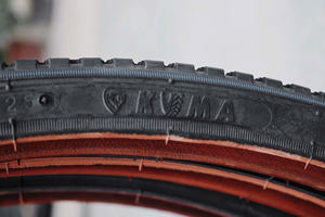 Neumático Plegable KUMA KB202B de Caucho Natural Resistente 4PR con Patrón de Bloques Negros para Bicicletas de Montaña y Plegables, Uso Urbano - Product Image 5