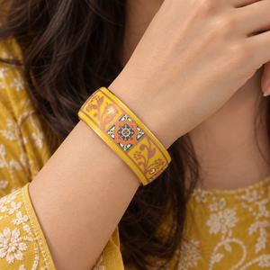 Brazalete de Latón con Esmalte Amarillo Hecho a Mano, Brazalete Tradicional Indio con Diseño Floral Meenakari, Joyería de Moda Personalizada al por Mayor B2B - Product Image 2