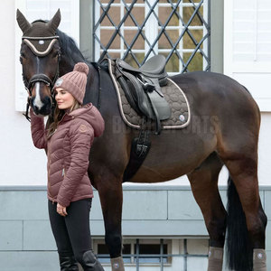 Tapis de selle léger et performant pour chevaux, avec design respirant et durable, idéal pour la pratique active de l'équitation - Product Image 5