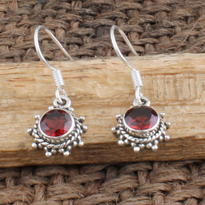 Pendientes Colgantes Vintage Hechos a Mano de Plata de Ley 925 con Granate Rojo Natural para Bodas, Aniversarios y Fiestas - Product Image 3