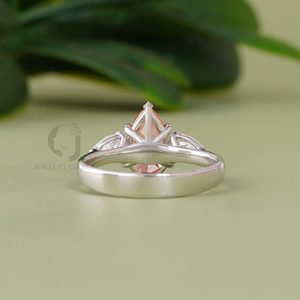 แหวนหมั้นเพชรทรงลูกแพร์สีชมพูสดใส 1.71 กะรัต เพชรเพาะเลี้ยงในห้องปฏิบัติการ ทองคำขาว 14K ดีไซน์สามเม็ด - Product Image 4