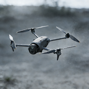 Drone de surveillance agricole Mavic 4 Pro avec caméra multispectrale compatible pour l'analyse de la santé des cultures et l'agriculture de précision - Product Image 1