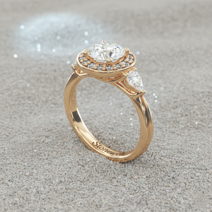 แหวนหมั้นทรงลูกแพร์ประดับเพชรรอบด้าน ชุบทองคำสีกุหลาบ ดีไซน์มินิมอลที่ได้รับการรับรอง - Product Image 2