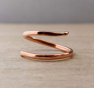Elegante Anillo Ajustable de Cobre, Diseñado para Colecciones de Joyería de Moda, Uso Diario y Regalos Memorables - Product Image 1