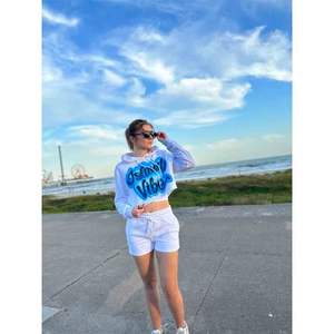 เสื้อฮู้ดครอปฤดูหนาวแบบปรับแต่งได้สำหรับผู้หญิง |   บริการจัดหาแบบ ODM |   ผ้าฟลีซฝ้ายแท้ 100% |   ตัวเลือกโลโก้ด้านหน้า |   เสื้อฮู้ดครอปสีขาว - Product Image 1