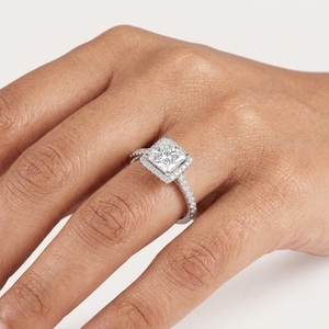 Anillo de Compromiso de Diamantes con Corte Princesa de Platino para Mujer, con Halo y Diamantes Laterales, Estilo Clásico, Certificado por IGI - Product Image 4
