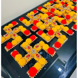 Juego de Rangoli Swastik Hecho a Mano de 6 Pulgadas, Reutilizable, con Pompones y Kundan, Decoración para Piso, Diwali, Pooja, Festival, Entrada, Regalo - Product Image 1