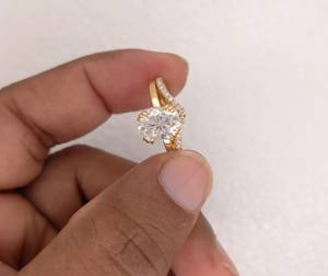 Lurba Jewels - Conjunto de Anillos de Compromiso y Boda Cristianos con Moissanita Ovalada de 2 Quilates, Oro Amarillo Sólido de 14k, Engaste de Garras, Diseño Moderno - Product Image 5