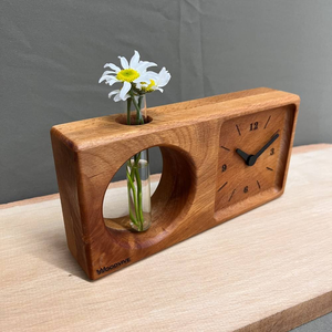 Fabriquée en bois de qualité supérieure, cette horloge de table ajoute un charme intemporel qui s'harmonise avec les intérieurs modernes et traditionnels. - Product Image 4