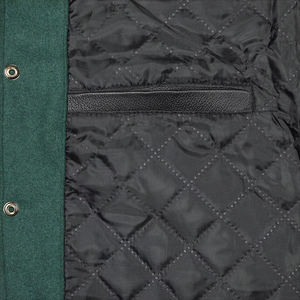 Chaqueta Varsity de Invierno para Hombre, Verde y Amarillo, Estilo Béisbol, Mangas en Contraste, Cálida, Cómoda, Informal, con Logotipo Frontal - Product Image 5