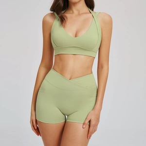 ชุดออกกำลังกายสำหรับผู้หญิง เสื้อชั้นในกีฬาคอวีลึกแบบเซ็กซี่พร้อมโลโก้สั่งทำพิเศษ และกางเกงขาสั้นเอววีมีกระเป๋าข้าง - Product Image 5