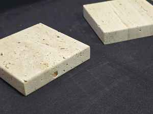 Sous-verres en pierre de travertin naturelle, faits à la main, élégants, lot de deux - Product Image 4