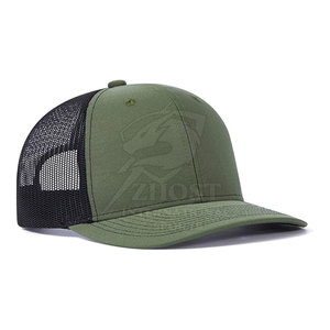 Gorra trucker elegante de dos tonos con malla trasera clásica y cierre ajustable para streetwear. - Product Image 3