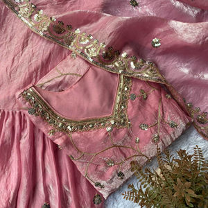 Conjunto de Top Bordado en Tela Fendy con Sarara y Dupatta, con Cuentas y Lentejuelas, para Uso Festivo, en Varios Tamaños - Product Image 1