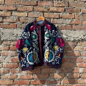 Chaqueta de algodón Suzani hecha a mano en India, chaqueta corta bordada a mano, abrigo unisex, chaqueta corta Suzani hecha a mano - Product Image 2