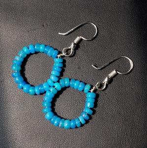 Boucles d'oreilles en opale éthiopienne bleue, perles lisses de 5 mm, argent 925 et or 14 carats - Product Image 5