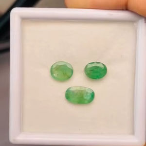 Esmeralda natural de corte ovalado, lote de 3 piedras preciosas de buena calidad con un brillo excelente y un bonito color verde, pulido perfecto para elaboración. - Product Image 5