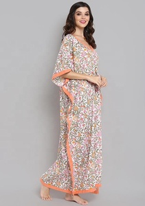 Robe caftan en coton à taille nouée à imprimé floral vert pêche faite avec un tissu en coton doux et respirant - Product Image 4