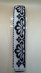 Pulsera de cuentas con patrón geométrico blanco y negro, diseño exquisito y moderno hecho a mano - Product Image 6