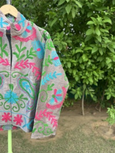 Chaqueta de terciopelo bordada a mano de primera calidad para mujer |   Ropa Exterior de Terciopelo con Diseño Floral de Lujo |   Chaqueta de Invierno de Moda Boutique - Product Image 3