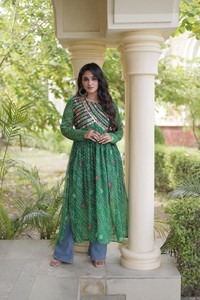 Haut en faux georgette brodé Bandhani avec patchwork, taille unique, longueur cheville, coupe ample, tenue traditionnelle pour femme, Inde - Product Image 4