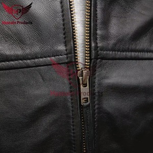 Blouson Aviateur Classique en Cuir Véritable Noir pour Homme avec Col Côtelé et Poches sur les Manches – Manteau d'Hiver Personnalisé en Cuir de Vachette - Product Image 2
