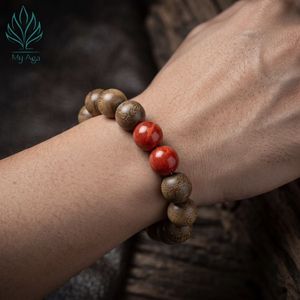 Bracelet en bois d'agar vietnamien de premier choix pour usage quotidien AL-SD-0048-12 avec 4 perles de corail rouge et 13 perles de bois d'agar naturel de 12 mm - Product Image 3