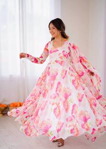 Magnifique robe de créateur confectionnée en tissu Organza Taby Silk de qualité supérieure. Cette robe présente un élégant imprimé floral numérique. - Product Image 5