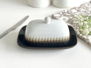 Beurrier élégant avec couvercle bombé lisse, bouton de préhension rond, plateau de service décoratif, finition brillante, rangement de beurre de table élégant - Product Image 6