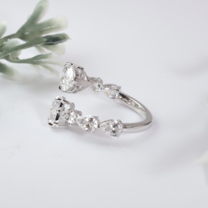 Anillo de compromiso de oro blanco de élite con diamante talla corazón, banda de boda clásica abierta con racimo, joyería fina romántica - Product Image 3