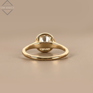 Bague solitaire en or jaune avec diamant rond serti, bijou de fiançailles et de mariage, cadeau pour femme, design classique et luxueux - Product Image 2