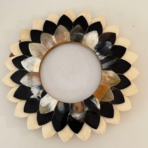 Marco de fotos de girasol con incrustaciones de hueso y cuerno, hecho a mano, decorativo, con pétalos, para pared, mosaico artesanal, decoración del hogar, para fotos familiares - Product Image 1