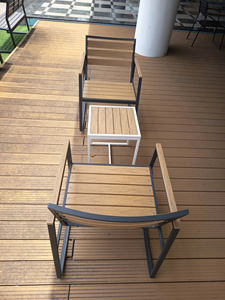 Conjunto moderno de sillas mecedoras para exteriores con dos sillas y mesa auxiliar, estructura metálica, listones de madera PS, muebles de jardín - Product Image 3