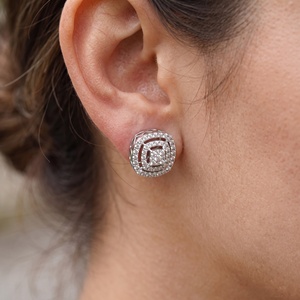 Boucles d'oreilles clous en or blanc 14 carats avec diamants ronds et halo en grappe, collection Memoria Jewels, vente en gros - Product Image 5