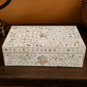 Boîte de rangement pour bijoux en bois avec incrustation de nacre et os fait main - Product Image 1