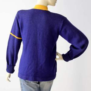 Sigma Gamma Sorority 8 Cardigan tricoté bleu marine jaune pour femme, col en V, manches longues, fermeture boutonnée, style preppy, tissu 100 % acrylique - Product Image 2