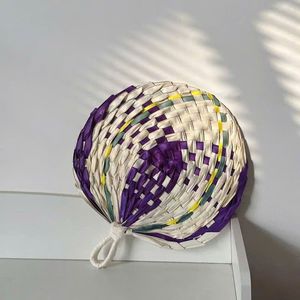 Éventail artisanal en bambou tressé, écologique, en feuilles de palmier, motif rouge, blanc, jaune, art populaire traditionnel, décoration d'intérieur, artisanat de mariage - Product Image 1