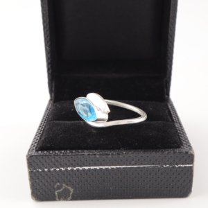 Anillo de diseño elegante con topacio azul suizo para mujeres y niñas, ideal para diferentes ocasiones. - Product Image 2