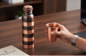 Botella de agua de cobre con líneas negras y doradas, diseño minimalista ecológico para hidratación diaria, viajes, gimnasio, hogar, oficina, regalos. - Product Image 3